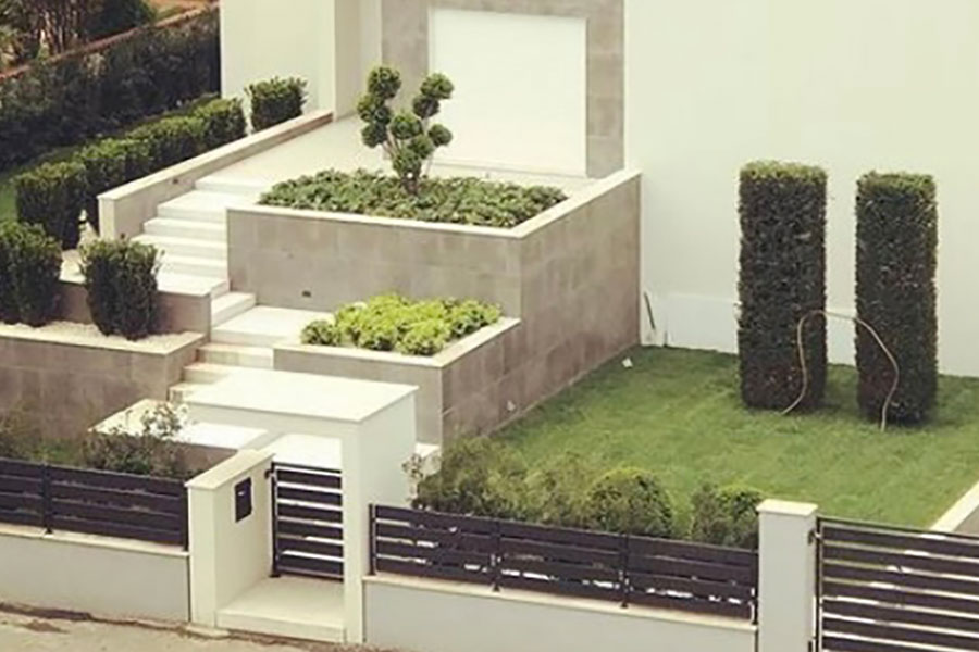 Design Casa con giardino e siepi di diverse forme