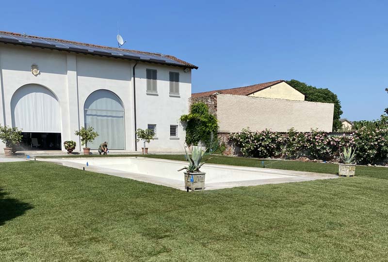 Cascina moderna Cascina moderna con ampio prato e piscina