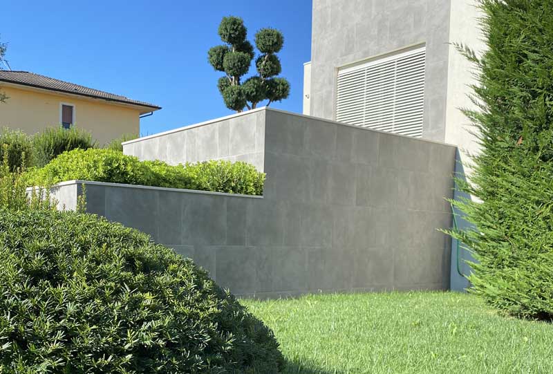 Giardino raffinato Giardino con leylandii a palla e gradoni