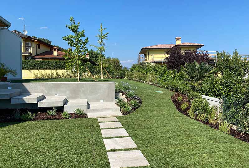 Giardino tra i vigneti Giardino con vialetto, aiuole e passaggi in pietra