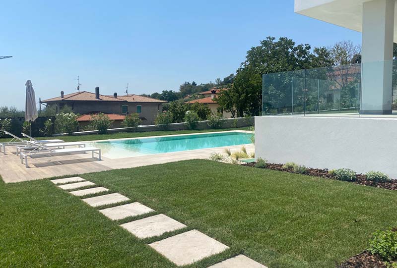 Giardino tra vigneti 2 Ampio giardino intorno alla piscina