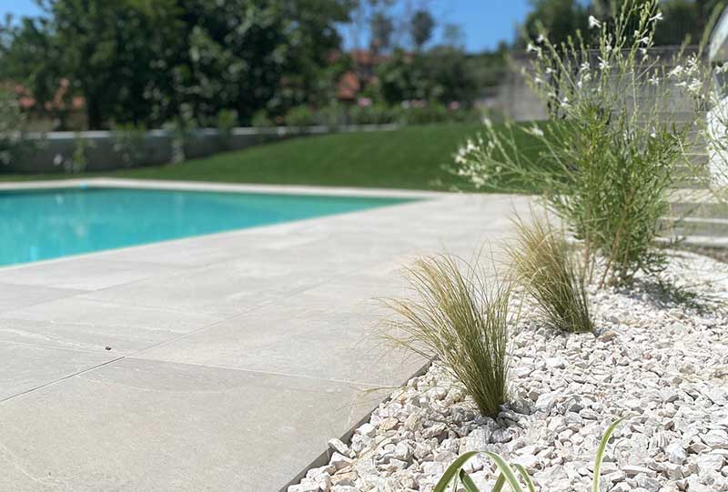 Giardino tra i vigneti 4 Aiuola a bordo piscina