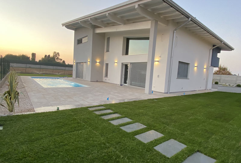 Villetta Villetta con giardino minimale, bordo piscina e aiuole