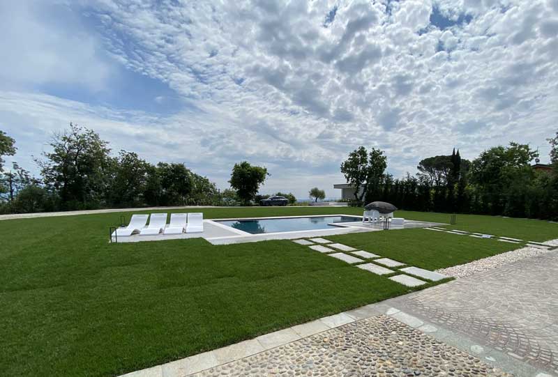 Zona relax 2 Ampio prato per zona relax con piscina
