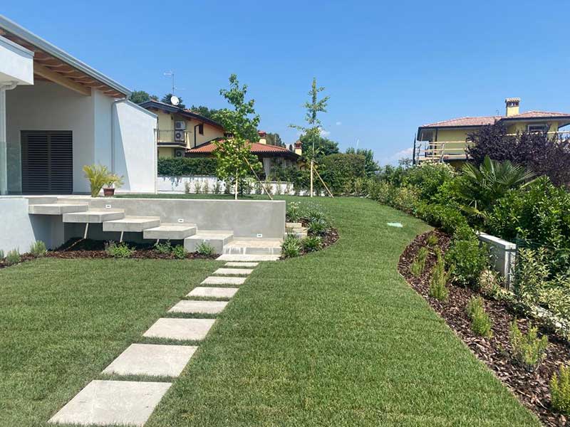 Giardino tra i vigneti Giardino con vialetto, aiuole e passaggi in pietra